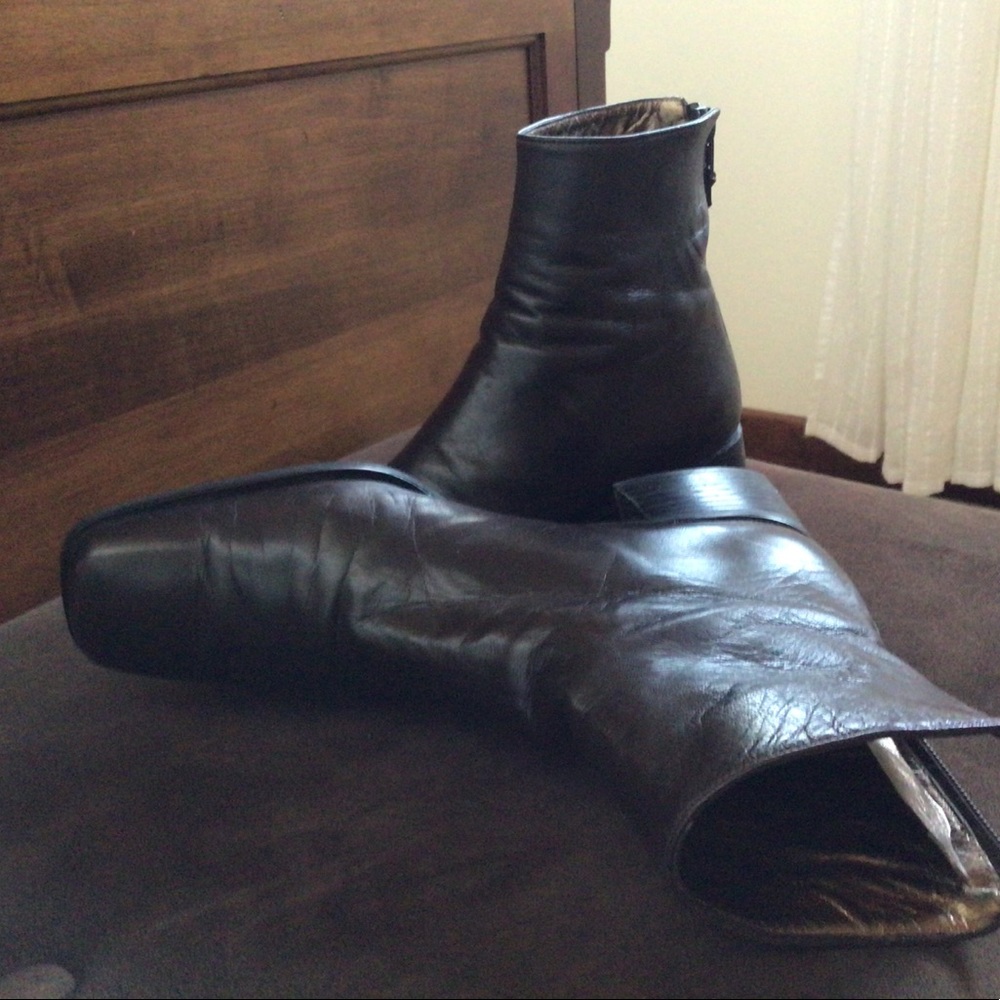 Stuart Weitzman Chocolate Brown Leather Bootie, 7